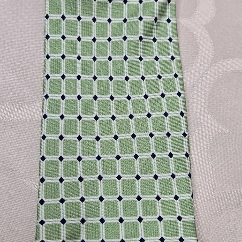 CHAPS Green White & Black Geometric Patterned Silk Tie 48.5in Long x 3in Wide